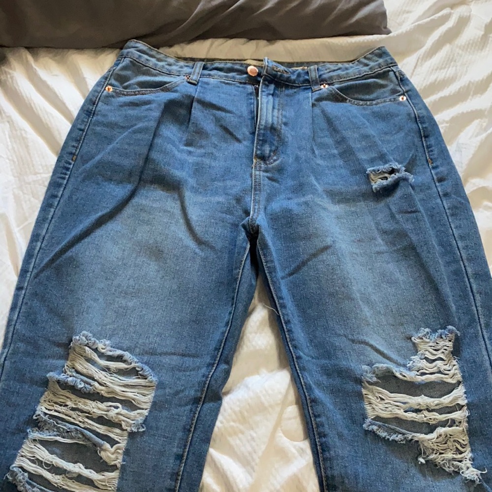 Mom jeans ripped